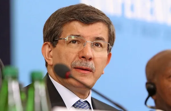 Turški premier Ahmet Davutoglu  se je znova zavzel, da bi bilo 
treba vzpostaviti tako imenovana  varna območja na ozemlju 
Sirije.