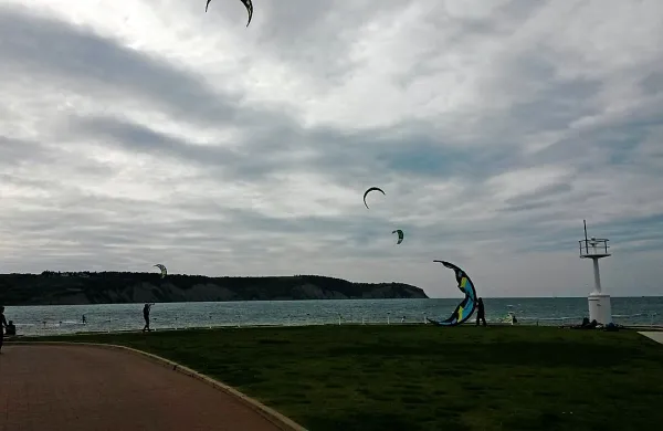 Na izolskem Svetilniku so surferji in kajtarji jemali sapo s 
svojimi podvigi. 