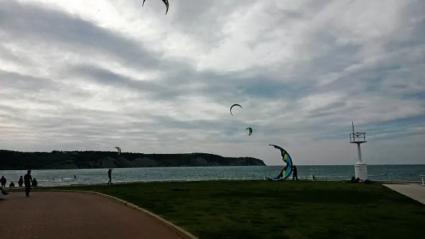 Na izolskem Svetilniku so surferji in kajtarji jemali sapo s 
svojimi podvigi. 
