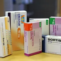 Možnost za pojav neželenih učinkov zdravil in celo za 
škodljive medsebojne vplive se povečuje s številom različnih 
vrst zdravil, ki jih mora bolnik vsak dan uživati. Neželene 
možne učinke imajo lahko tudi pripravki iz zelišč in pomožna 
zdravila, ki so na voljo v prosti prodaji.    