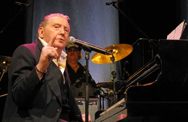 Kljub zelo divjemu življenju, polnemu alkohola, drog, škandalov in trpkih in tragičnih dogodkov, je Jerry Lee Lewis 
dočakal 80 let.