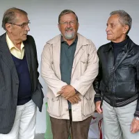 Na premskem gradu so se srečanja razveselili dragoceni 
primorski kulturni ustvarjalci (z leve): Kraševec Aleksander 
peršolja, Istran Danilo Japelj in Bistričan Ivko Spetič Magajna.