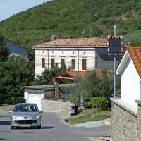 300-metrski odsek ceste od središča Dekanov do tamkajšnjega nogometnega igrišča povzroča sive lase številnim 
družinam ob tej prometnici.