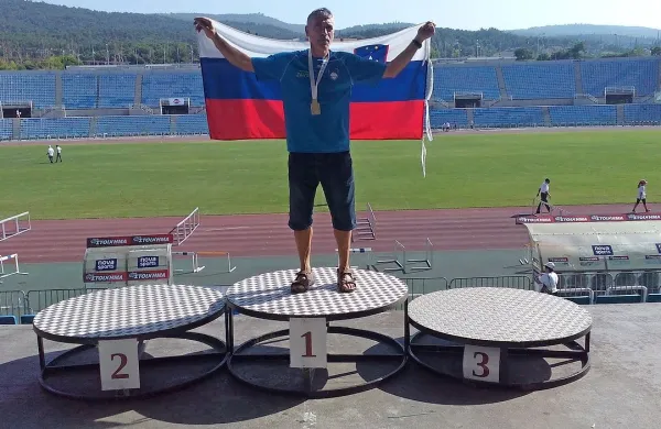 Med najuspešnejšimi veterani  na atenskem stadionu  je bil  
Novogoričan Milosav Simšić - zmagovalec skoka v daljino. 