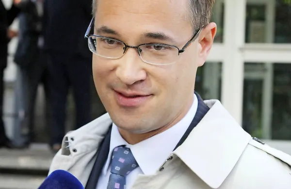 Simčičev odvetnik Simon Čehovin je dejal, da so s poravnavo 
zadovoljni, njene vsebine pa ne razkrivajo.