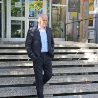 Vojko Simčič ostaja zaposlen na OŠ Deskle kot učitelj.