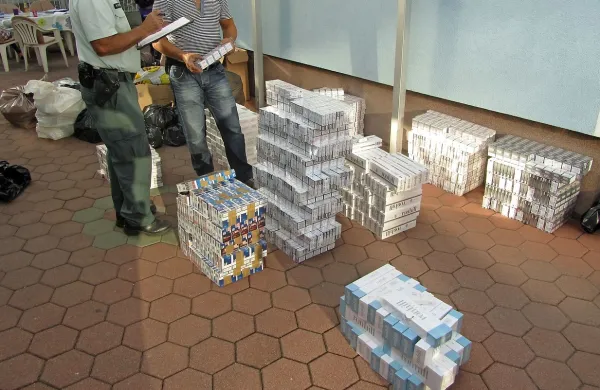 V skladišču so našli 1132 zavojev cigaret.