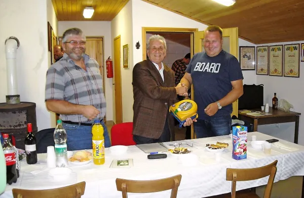 Defiblirator je ob prisotnosti krajanov v dvorani PGD Podgora 
prevzel predsednik KS Kuteževo Martin Prosen.