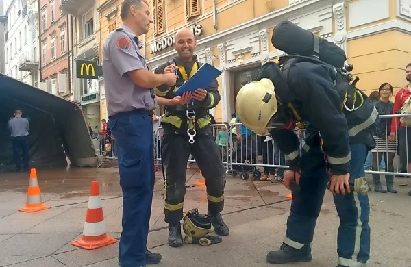 Po peklenski minuti in 38 sekundah je Andrej Tratnik že 
podpisoval zapisnik, Sandi Miklobušec (desno) pa še lovil 
sapo.
