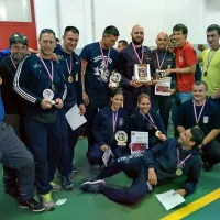 Polovica vseh zmagovalcev je bila Slovencev: prvi in drugi z 
leve Renato Kofol in Matej Obrekar, šesti iz sedmi z leve Sandi 
Miklobušec in Andrej Tratnik, ob njiju pa v rdeči in rumeni 
majici brata Kokol iz Zreč. 