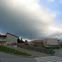 Ob bistriški osnovni šoli (na fotografiji levo) raste nov vrtec 
(desno).