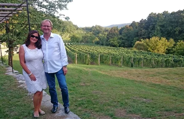 Blanka in Andrej Malgaj pred obnovljenim vinogradom pikolita.