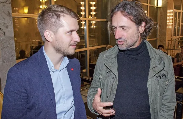 Rok Biček (levo) in Vito Taufer v nerežirani medrežiserski 
debati.  