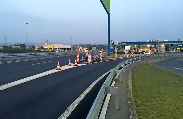 Ograja že dva meseca čaka, da jo popravijo