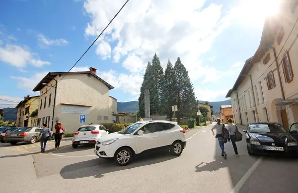 Kanalizacijo ob hišah  že ima le strogo središče Renč, drugod 
ta ni urejena. 