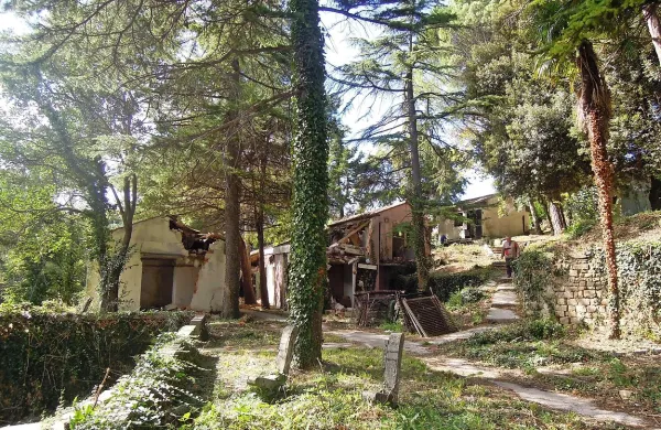 Bager je obgrizel vse Maonine bungalove v Fiesi