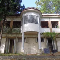 Nekoč lepa meščanska hiša je po drugi svetovni vojni postala 
počitniški dom  za gradbene delavce družbe Tehnika in za 
njim SCT-ja.