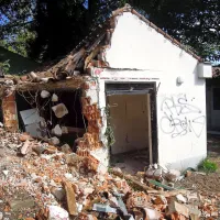 Voznik bagra je konec tedna obgrizel vse bungalove v Fiesi. 
Lastniki si želijo, da brezdomci v njih ne bi več bivali. 