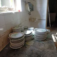 Na krožnikih v počitniškem domu že leta dolgo ne strežejo 
več hrane, kljub temu pa so prišli prav brezdomcem.