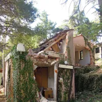 Prav vsi bungalovi so poškodovani in neuporabni za bivanje.