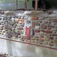 Bager je obgrizel vse Maonine bungalove v Fiesi