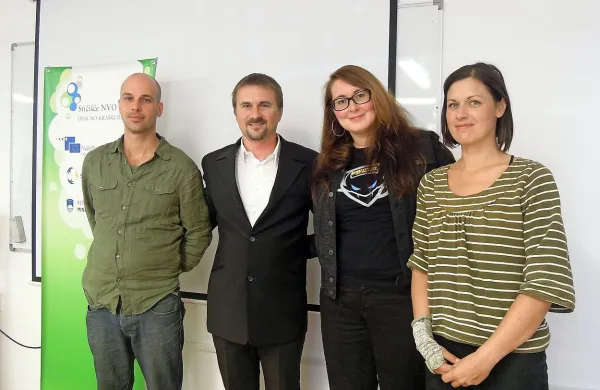 Nevladniki, ki so se zbrali včeraj v Središču Rotunda (z leve): 
Dane Podmenik iz Zavoda Eko-Humanitatis, Bojan Mevlja iz 
Rotunde, Daša Šarkanj iz Mreže za mlade ter Metka Šori iz 
socialnega  inkubatorja NOWAst3.

