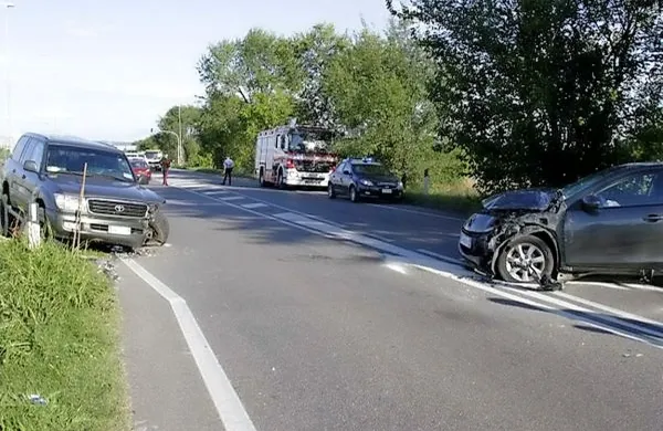 Na državni cesti pred ronškim letališčem se je včeraj okrog 
16.30 zgodila prometna nesreča.
