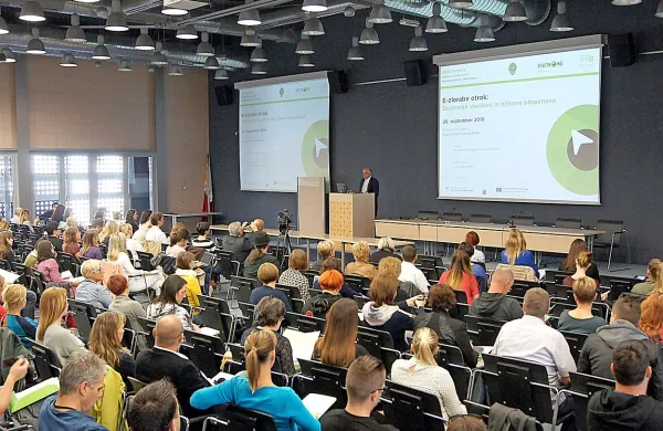 Posveta so se udeležili številni strokovnjaki, ki se dnevno 
soočajo s problematiko otrok na spletu.