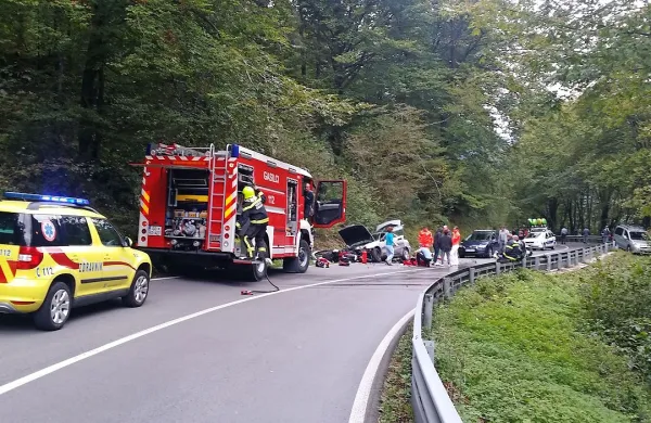Danes kmalu po poldnevu sta pri Srpenici padla britanska 
motorista, eden je umrl, drugi se je hudo poškodoval.