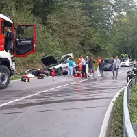 Za britanskega motorista je bil zdrs v avto usoden