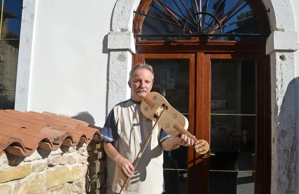 Marino Kranjac bo na jutrišnjem koncertu zaigral tudi na 
viello, srednjeveško godalo.  