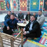Člani društva Behar na dvorišču svojih prostorov v Kampelu 
pri Kopru.