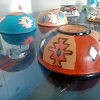 Čilim vzorci na lončenih skledicah.