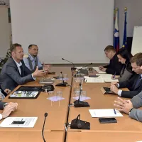 Poleg predstavnikov izolske in koprske občine (levo) so se 
srečanja z   ministrom Gašperšičem (skrajno desno)  udeležili 
tudi  predstavniki Darsa in  izvajalci cestninjenja.

