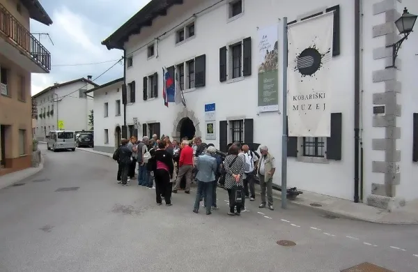  Skupine  ob cesti  petnajst minut čakajo na šoferja - vodnika, da parkira avtobus in se vrne k 
muzeju, da skupaj vstopijo. V muzeju menijo, da to ni prijazno do turistov. 
