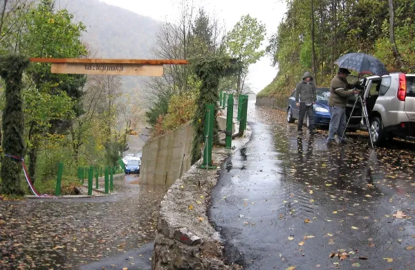Če morajo Tolminci pri preverjanju vozniškega znanja voziti 
po avtocesti, pa naj tudi Ljubljančani vozijo denimo po strmih 
cestah v Posočju. 