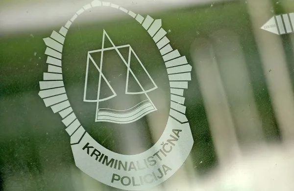 Kriminalisti zaradi prepovedanih drog po vsej državi izvajajo 
hišne preiskave.