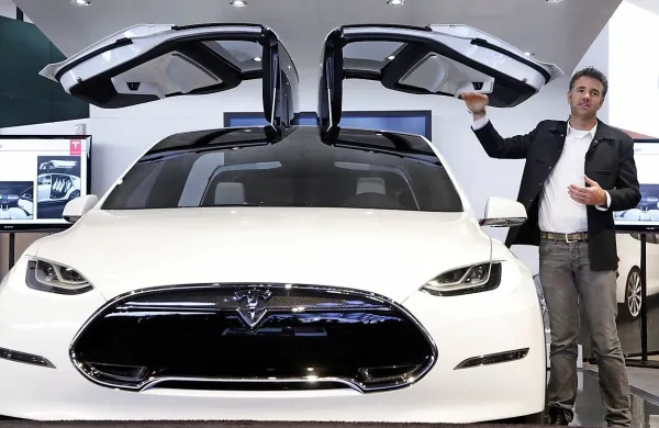 Elon Musk s prvim Teslinim suvom, modelom X 