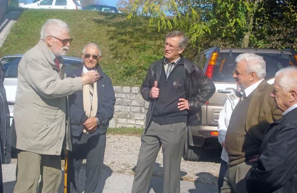 Ko je leta 2009 Stevan Mirković (na fotografiji prvi z leve) dobil 
priznanje sežanske občine, ga je Albin Debevec (drugi z 
desne) povabil na obisk Parka Škocjanskih jam, kjer je bil 
tedaj direktor.