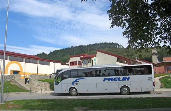 Tako je nov prevoznik šolskih otrok Frelih včeraj opoldne  
prišel po otroke pred bistriško OŠ Antona Žnideršiča. Poleg 
njega še vedno vozi tudi stari prevoznik.

 

