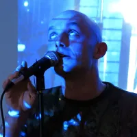 Tomi Toth, pevec in avtor besedil 
