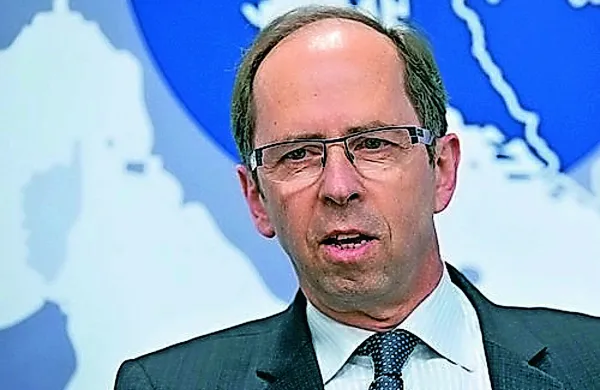 Minister za finance Dušan  Mramor bo skupščini predlagal  
razrešitev predsednika upravnega odbora DUTB Larsa 
Nyberga.  