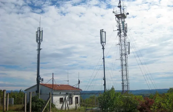 Na Malijskem hribu sta dve ograjeni območji; v enem so tri 
antenski stolpi, brez oznak ali informacij, kdo jih je postavil ali 
kako močno sevajo. 