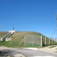 Le nekaj metrov stran je še eno ograjeno območje. Gre za vodni zbiralnik, s katerim upravlja 
Rižanski vodovod; znotraj tega območja sta postavljena dva stolpa (desno in levo v ozadju). 

