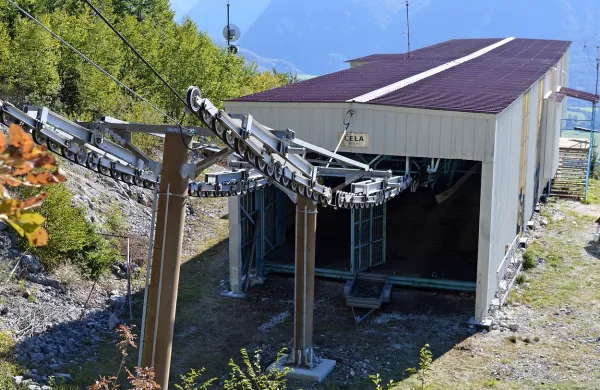 Postaji A in B  (na fotografiji) so po posebnem postopku prebarvali, kmalu bodo enako naredili 
tudi s postajo C kaninskega smučišča. 