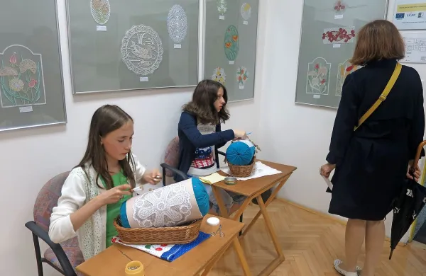 Čipkarska šola ima ob množici dejavnosti tudi stalno razstavo najlepših čipk svojih učenk.