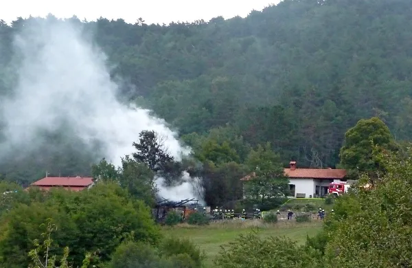 Požar na lesenem hlevu so pogasili gasilci iz Povirja in 
Sežane, ki so zavarovali tudi obe bližnji stanovanjski hiši.