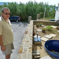 Ilija Dražič je za komunalni prispevek plačal  17.700 evrov, kanalizacije na 
njihovem območju pa še zdaj niso zgradili.  Za svojo čistilno napravo 
(moder krog)  je plačal 6700 evrov. 