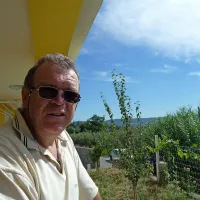 Ilija Dražič: “Čeprav smo odšteli kar zajetno vsoto 
denarja,  so nas zdaj povsem obšli. Uradnikom na  
koprski občini sem napisal zahtevek, naj tudi nas 
priklopijo, če že gradijo v Bragetih, vendar mi niso 
niti odgovorili.” 