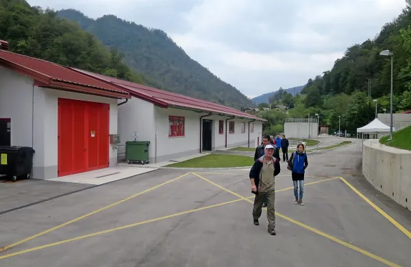 Nova čistilna naprava s podvojeno zmogljivostjo na 9000 
enot  je lepo urejeno “naselje”  petih stavb, štirih bazenov, 
silosa in kopice tehnološke opreme, ki sama upravlja z 
napravo.
